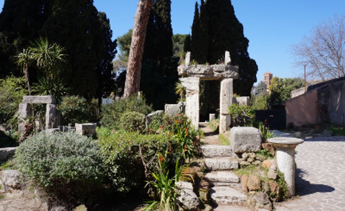 Zakątek parku z fałszywymi ruinami